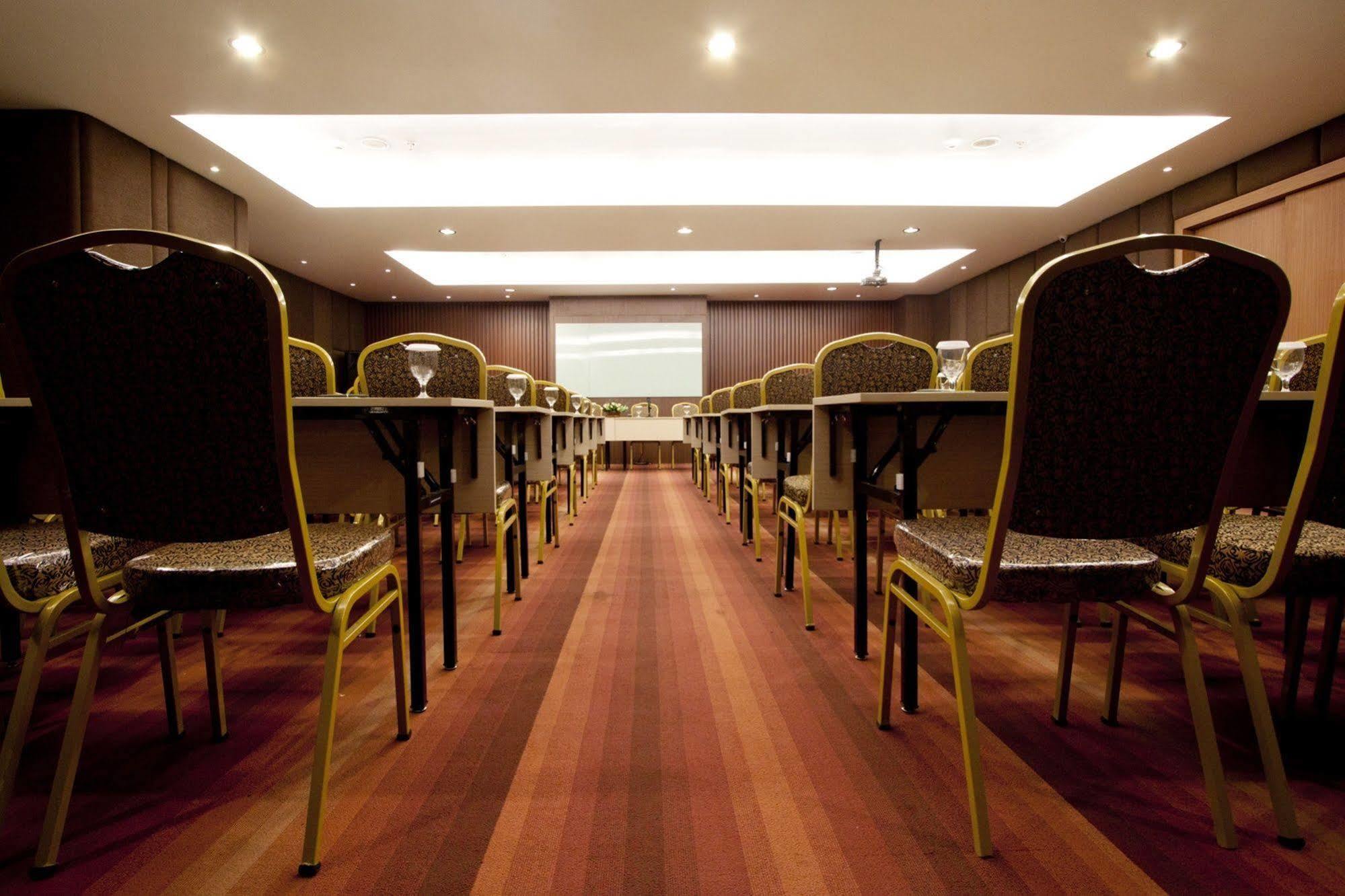 Aswin Hotel And Spa Makassar Exterior foto